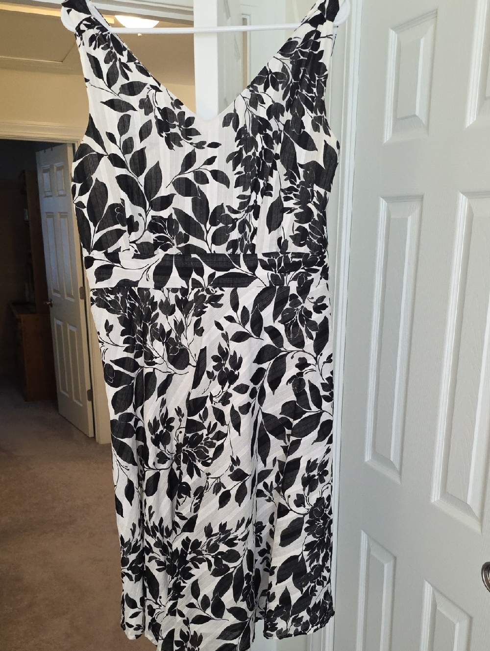 Robbie Bee Black & White Floral V-Neck Midi Dress